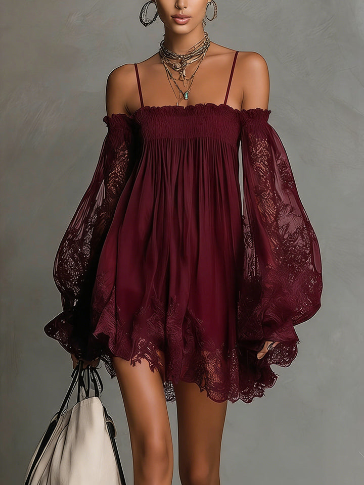 Noemi | Robe courte en chiffon bleu marine avec décolleté off-the-shoulder, bordures en dentelle et manches transparentes