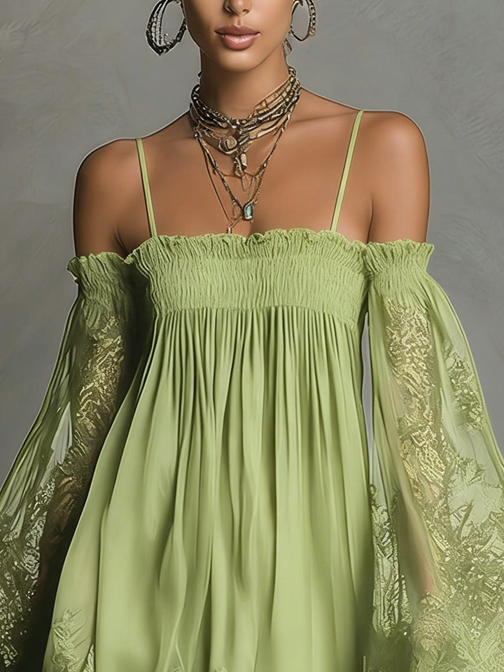 Noemi | Robe courte en chiffon bleu marine avec décolleté off-the-shoulder, bordures en dentelle et manches transparentes