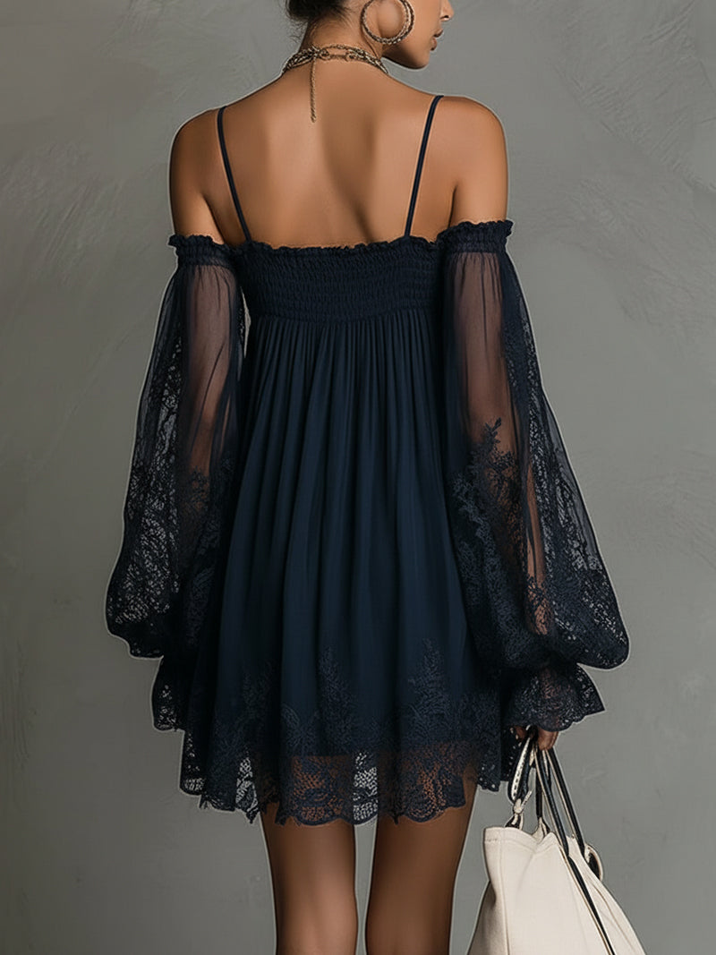 Noemi | Robe courte en chiffon bleu marine avec décolleté off-the-shoulder, bordures en dentelle et manches transparentes