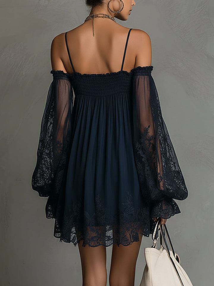 Noemi | Robe courte en chiffon bleu marine avec décolleté off-the-shoulder, bordures en dentelle et manches transparentes