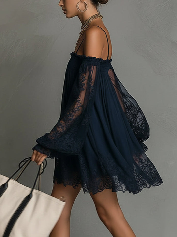 Noemi | Robe courte en chiffon bleu marine avec décolleté off-the-shoulder, bordures en dentelle et manches transparentes