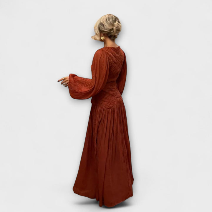 Robe plissée élégante avec manches longues