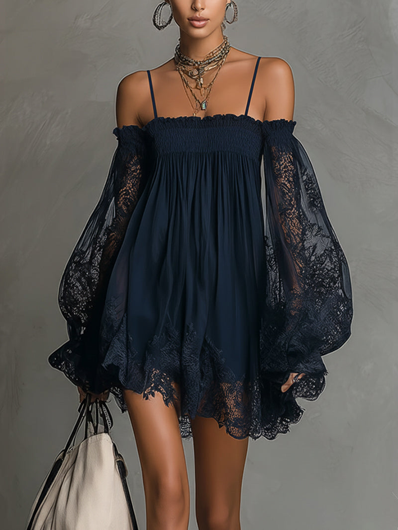 Noemi | Robe courte en chiffon bleu marine avec décolleté off-the-shoulder, bordures en dentelle et manches transparentes