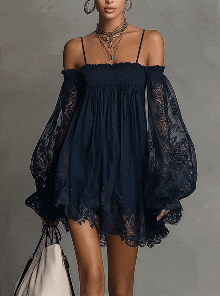 Noemi | Robe courte en chiffon bleu marine avec décolleté off-the-shoulder, bordures en dentelle et manches transparentes